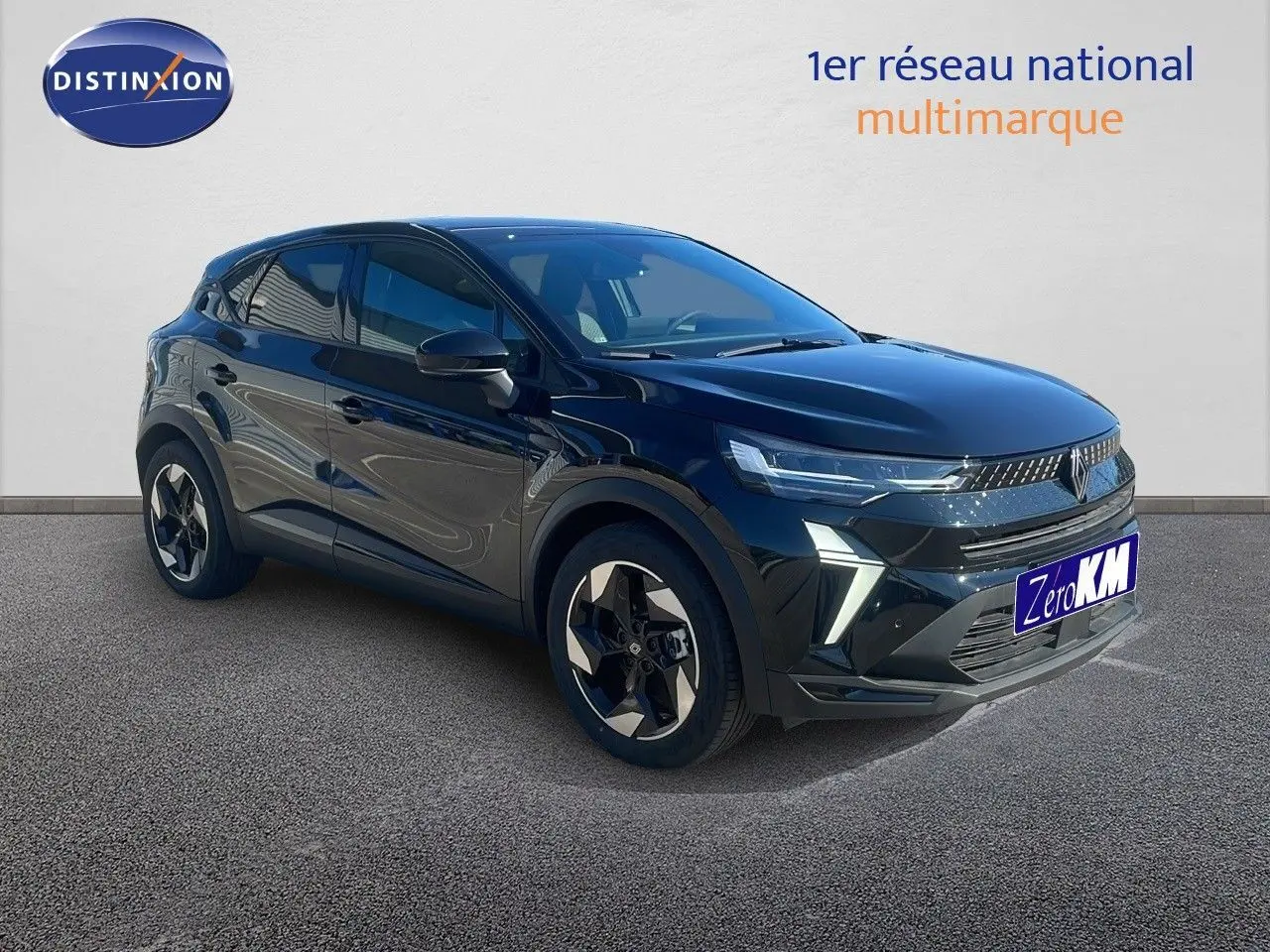 Renault Captur E-Tech hybride noir étoile métal en 3/4 avant droit, avec jantes bicolores et feux LED distinctifs.