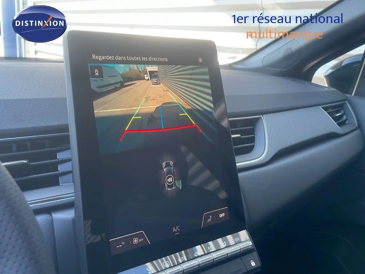 Vue intérieure du tableau de bord du Renault Captur E-Tech Hybrid 2025 avec écran tactile affichant la caméra de recul.