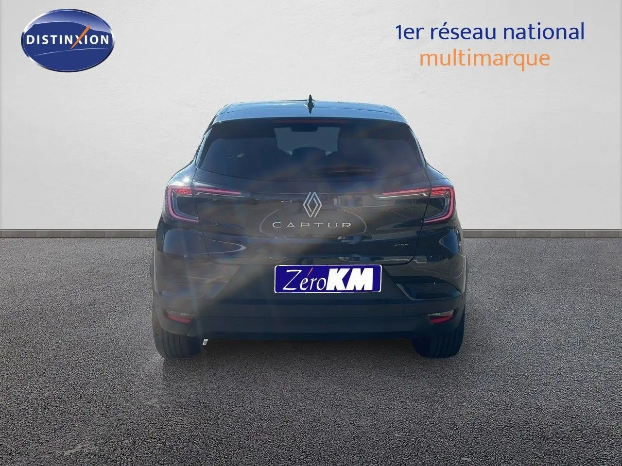 Vue arrière d'un Renault Captur noir étoile métal 2025 avec feux LED et logo bien visibles sur fond neutre.