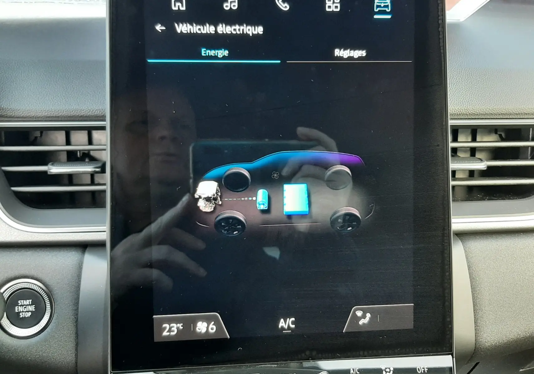 Écran tactile central du tableau de bord du Renault Captur gris cassiopée 2025, affichant l'énergie du véhicule hybride.