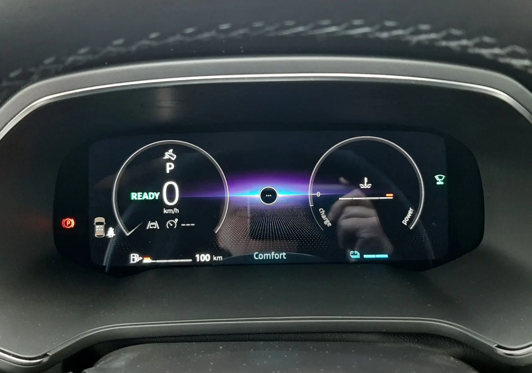 Vue rapprochée du tableau de bord numérique du Renault Captur gris Cassiopée, affichant la vitesse et mode confort.