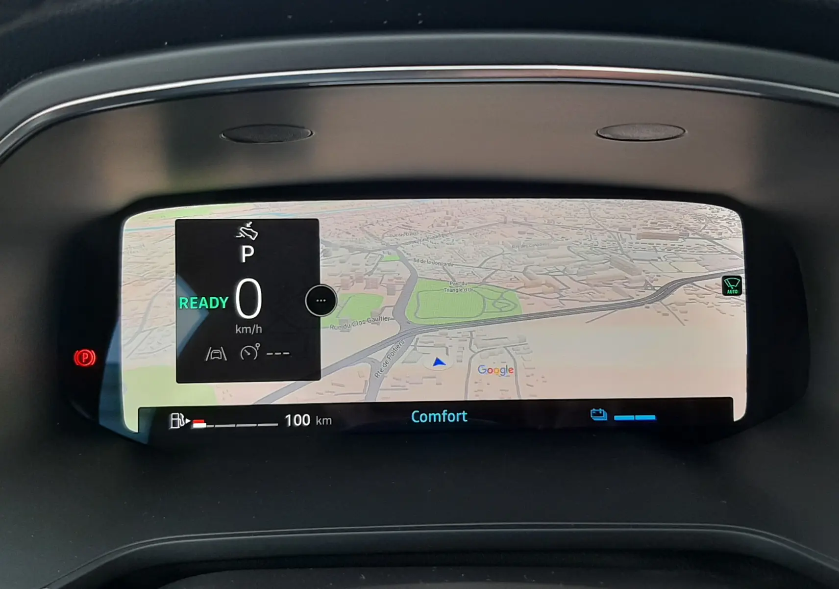 Affichage numérique du tableau de bord du Renault Captur 2025, montrant la navigation GPS et l'indicateur de vitesse à 0 km/h.