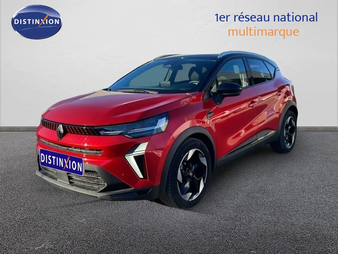 Renault Captur 2025 rouge désir métal avec toit noir, vue 3/4 avant droit sur fond neutre.