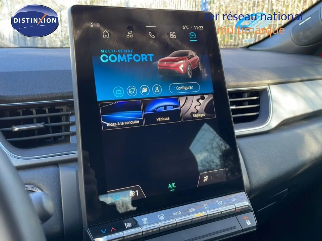 Vue du tableau de bord du Renault Captur 2025, écran tactile central affichant le mode de conduite Comfort.