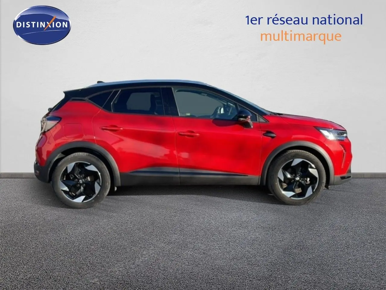 Profil droit d'un Renault Captur 2025 rouge Désir métal avec toit noir, roues noires et jantes stylisées.