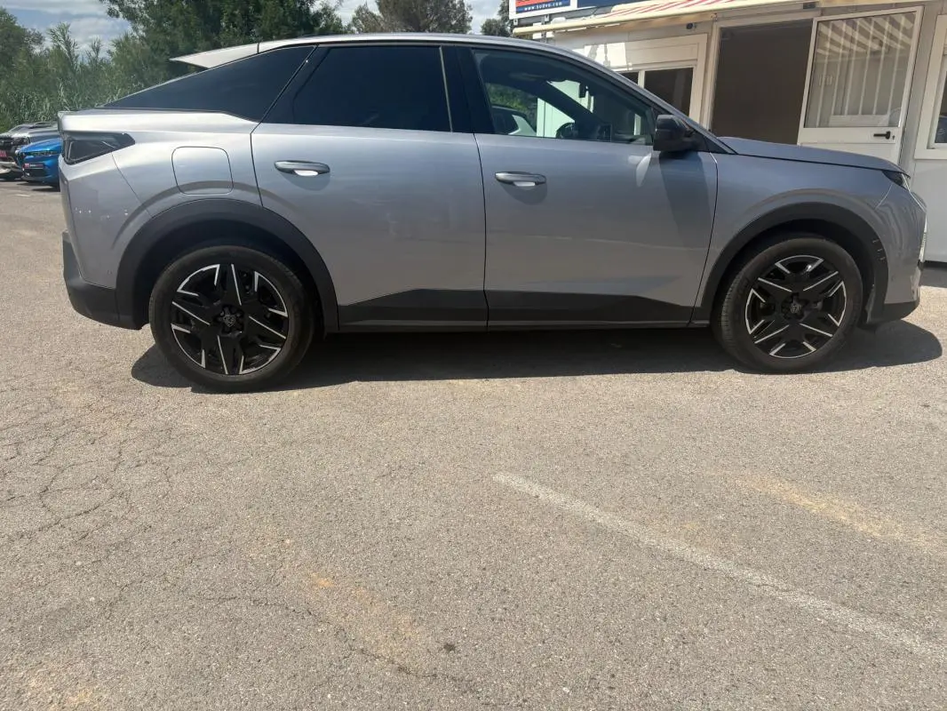 Peugeot 3008 Hybrid gris clair vue de profil côté gauche, avec jantes noires et toit noir contrastant.