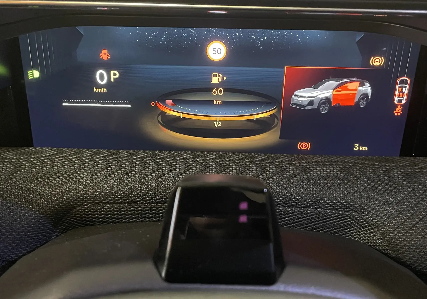 Coffre vide du Citroën C5 Aircross hybride 2026 vu de l'arrière, avec intérieur noir et éclairage latéral.