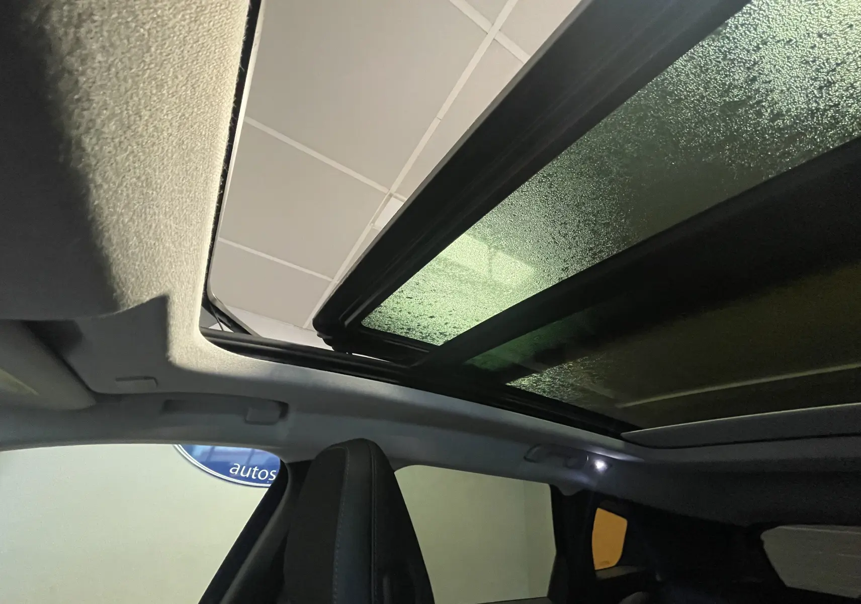 Vue intérieure centrée sur l'écran tactile du tableau de bord du Citroën C5 Aircross hybride 2026 avec bouton Start/Stop visible.