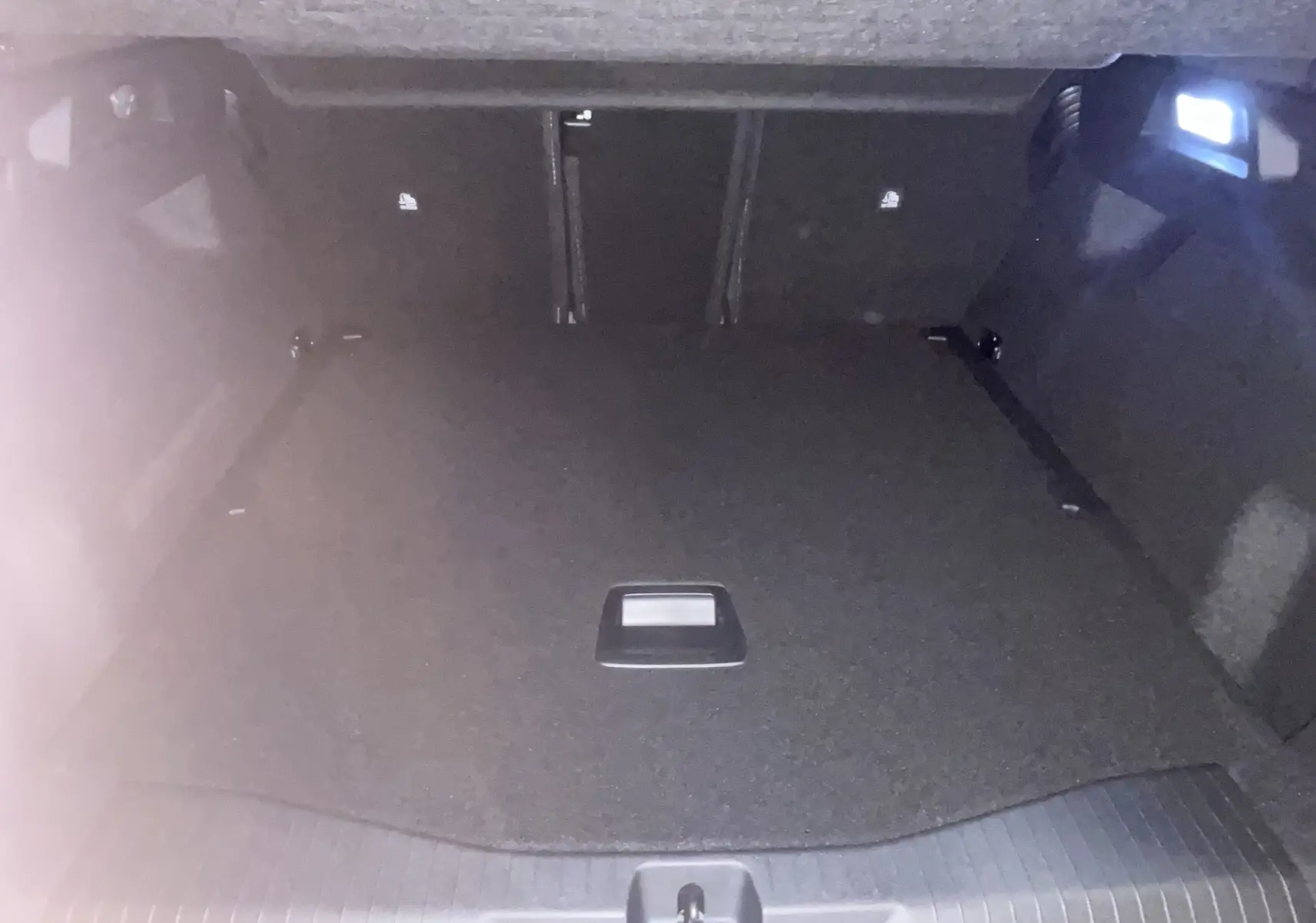 Vue intérieure du tableau de bord du Citroën C5 Aircross hybride 2026 avec écran tactile affichant la caméra de recul et vue à 360°.