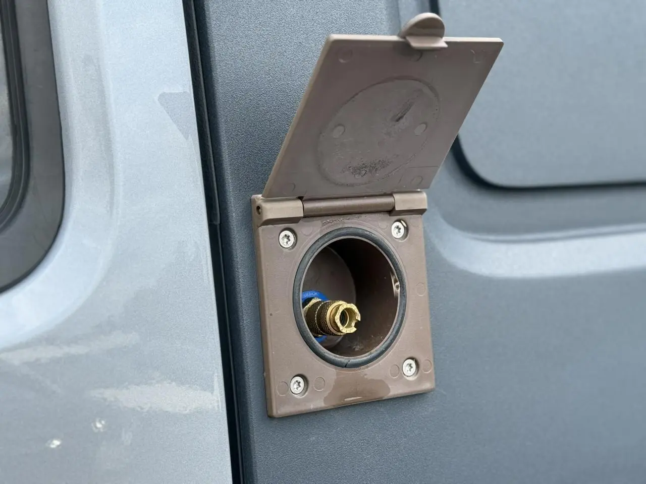 Prise gaz ouverte sur la portière côté gauche d'une Jeep Wrangler Billet Silver 2019 VASP Cellule GaZell.