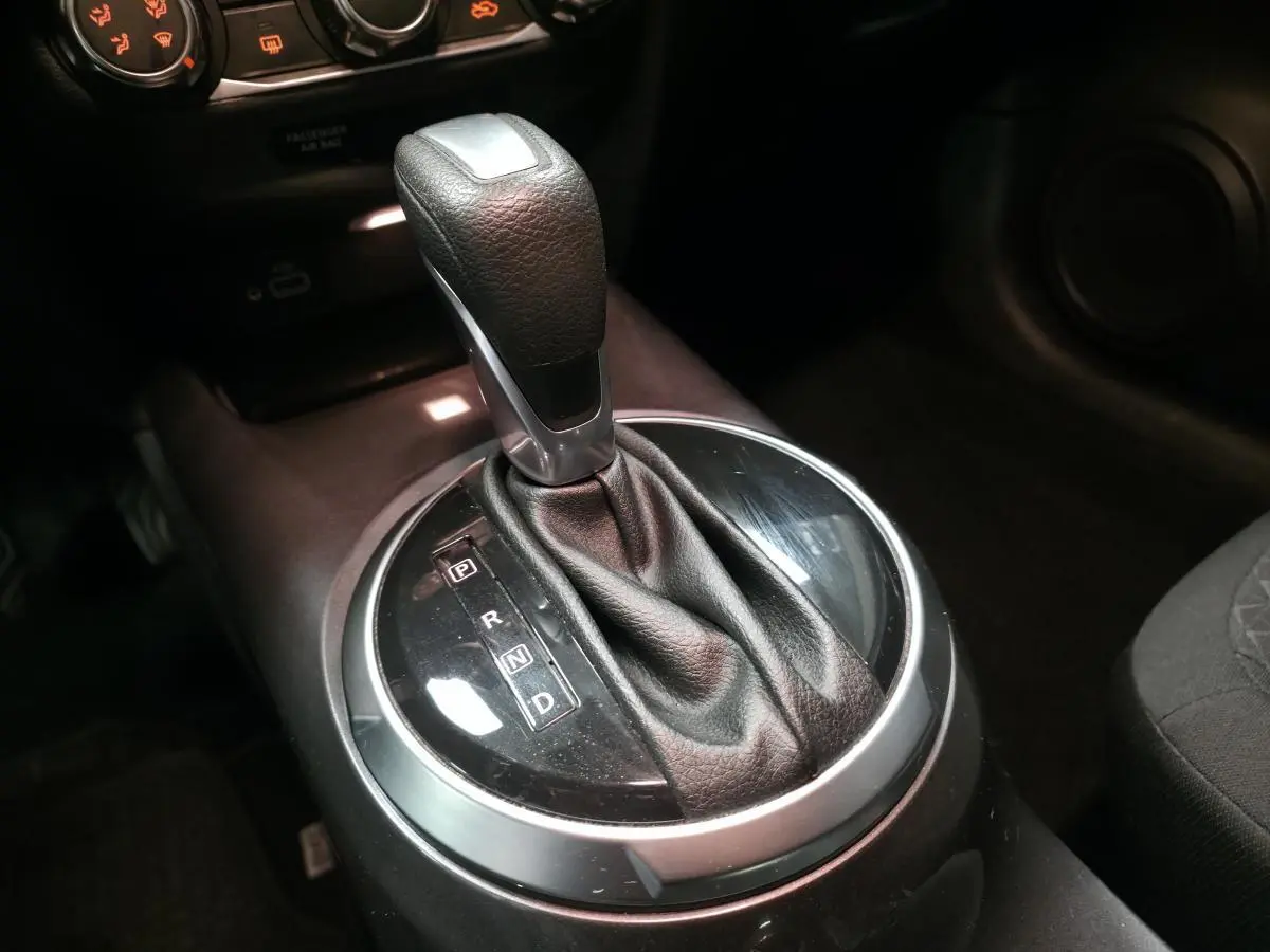 Le levier de boîte automatique noir et argenté du Nissan Juke 2023, vue rapprochée de la console centrale.