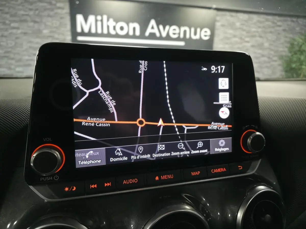 Écran tactile 8 pouces du système de navigation Nissan Juke 2023 affichant une carte avec options tactiles.