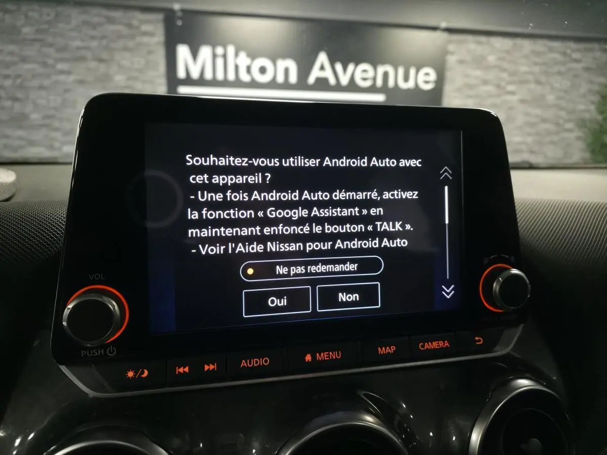 Écran tactile central du Nissan Juke gris 2023 affichant l'interface Android Auto dans l'habitacle.