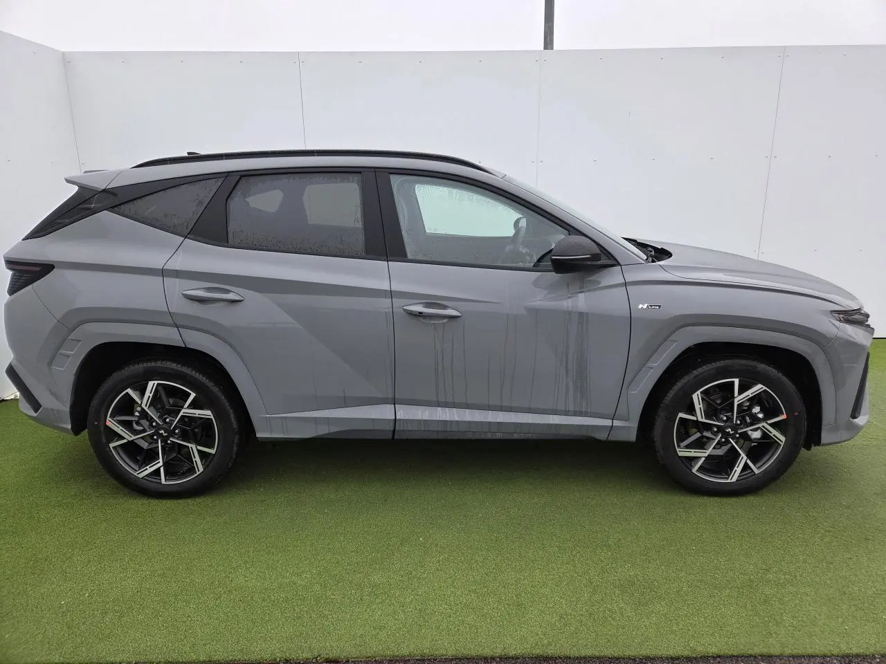 Hyundai Tucson 2025 gris Shadow Grey en profil droit, avec jantes alliage 19'' N Line et vitres surteintées.