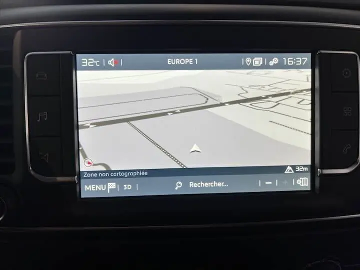 Écran de navigation GPS du Fiat Scudo cabine approfondie gris Artense, affichant une carte en mode 3D à 16h37.