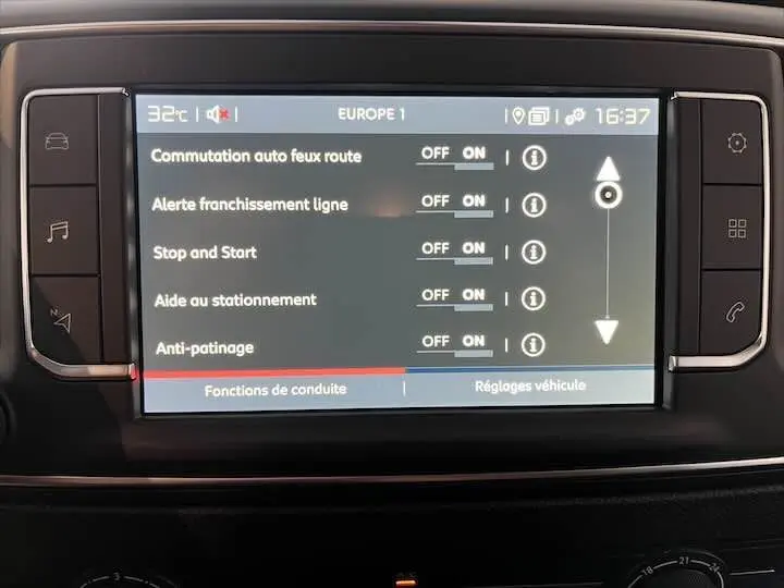 Écran tactile central du tableau de bord du Fiat Scudo gris, affichant les réglages d’aides à la conduite.