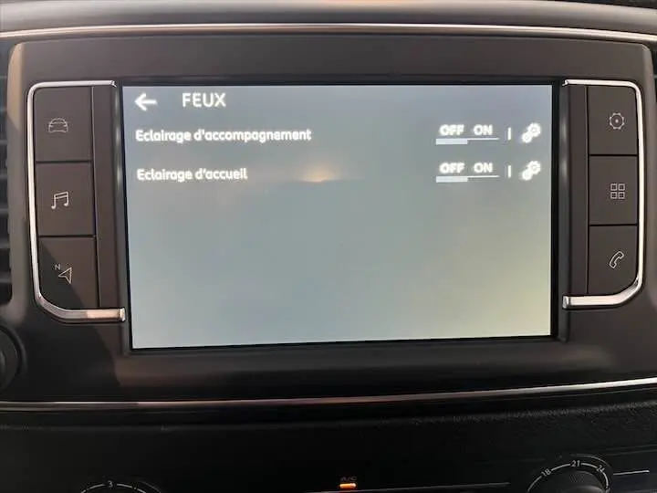 Écran tactile du tableau de bord du Fiat Scudo cabine approfondie affichant les réglages des feux d'accompagnement et d'accueil.