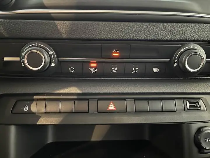 Tableau de bord du Fiat Scudo cabine approfondie 2022 montrant les commandes de climatisation et ventilation en gros plan.