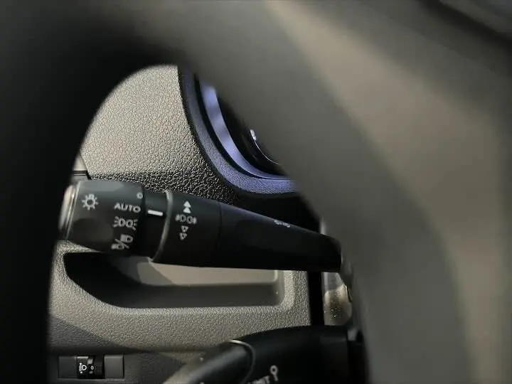 Gros plan sur la manette de commande d'éclairage dans l'habitacle du FIAT Scudo Cabine Approfondie gris Artense.