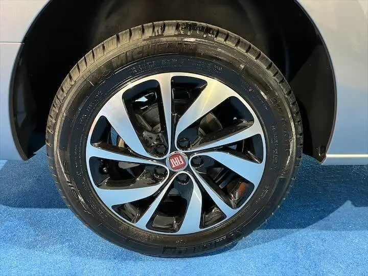 Gros plan sur la jante alliage bicolore avec logo FIAT du FIAT Scudo gris Artense métal, vue côté roue arrière.