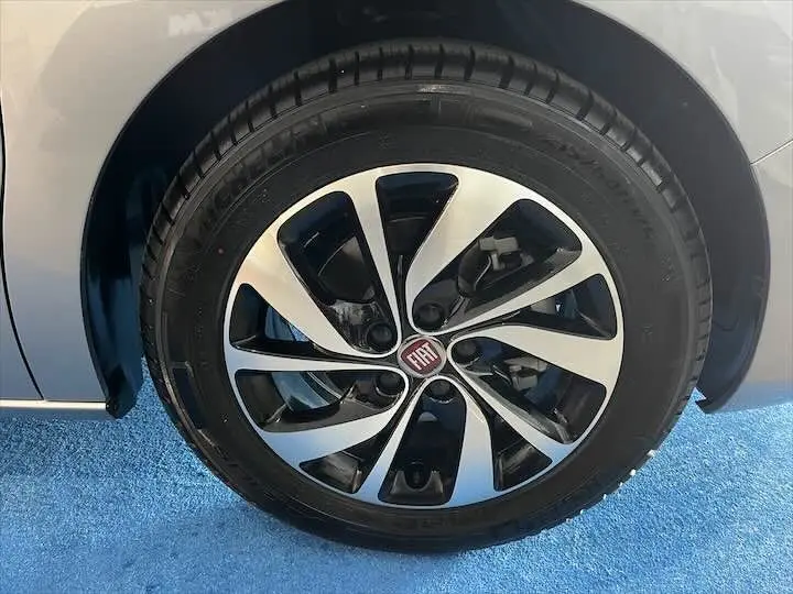 Gros plan sur la roue avant droite gris artense métal d'un Fiat Scudo avec jante alliage au design moderne.