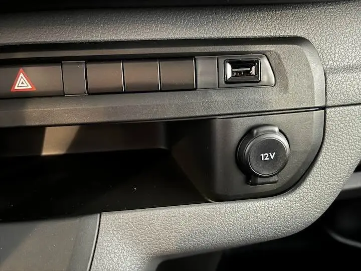 Gros plan sur la console centrale du Fiat Scudo cabine approfondie 2022, avec prise 12V et port USB visibles.
