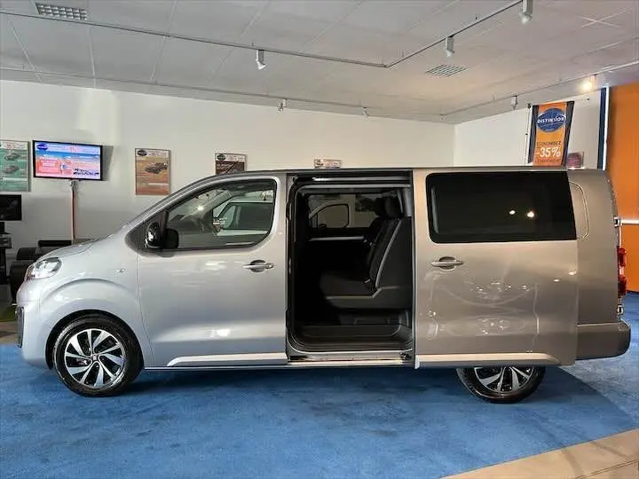 Vue latérale droite d'un FIAT Scudo cabine approfondie gris Artense métal avec porte coulissante ouverte montrant l'intérieur 6 places.