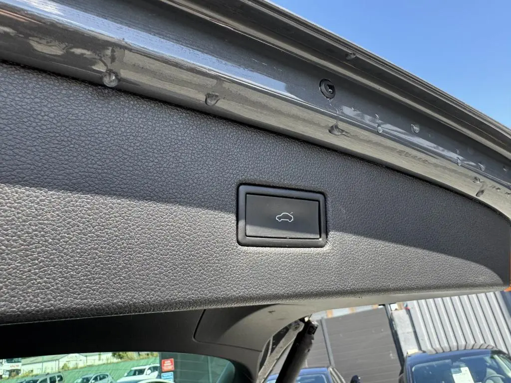 Bouton d'ouverture électrique du coffre sur le hayon gris du Volkswagen Tiguan 2.0 TDI 150 DSG 7 Elegance 2021.