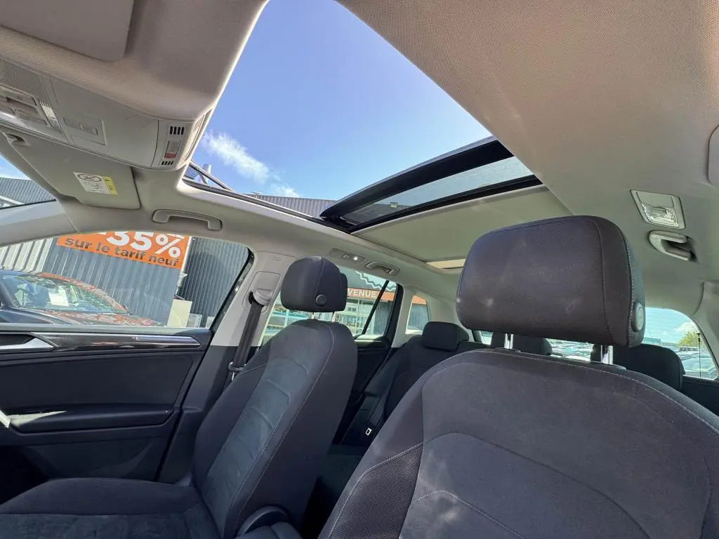 Vue intérieure du Volkswagen Tiguan 2.0 TDI 150 DSG 7 Elegance avec toit ouvrant panoramique et sièges en microfleece gris.