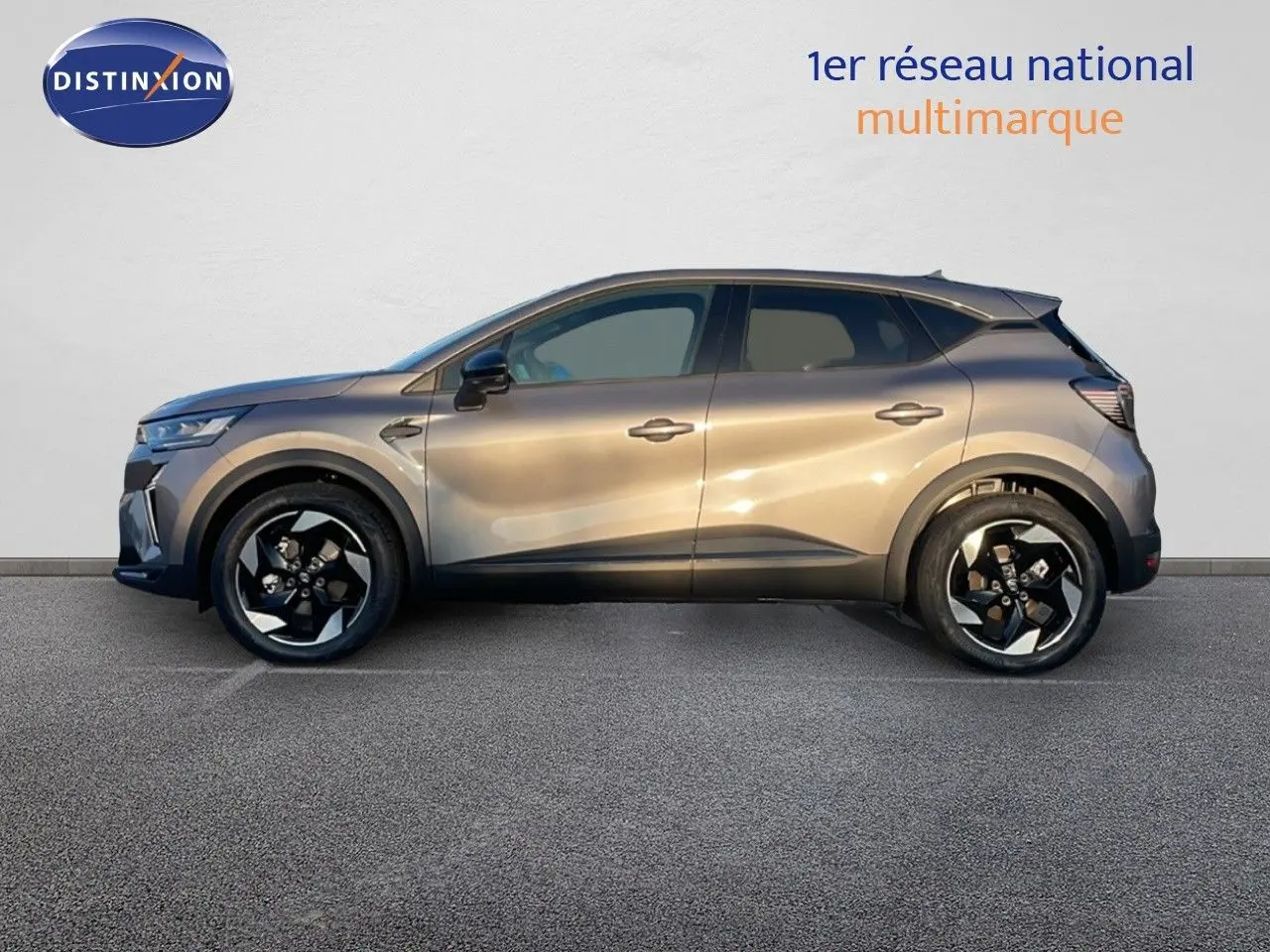 Profil côté gauche du Renault Captur E-Tech hybride 2025 en gris cassiopée métallisé avec jantes noires bicolores.