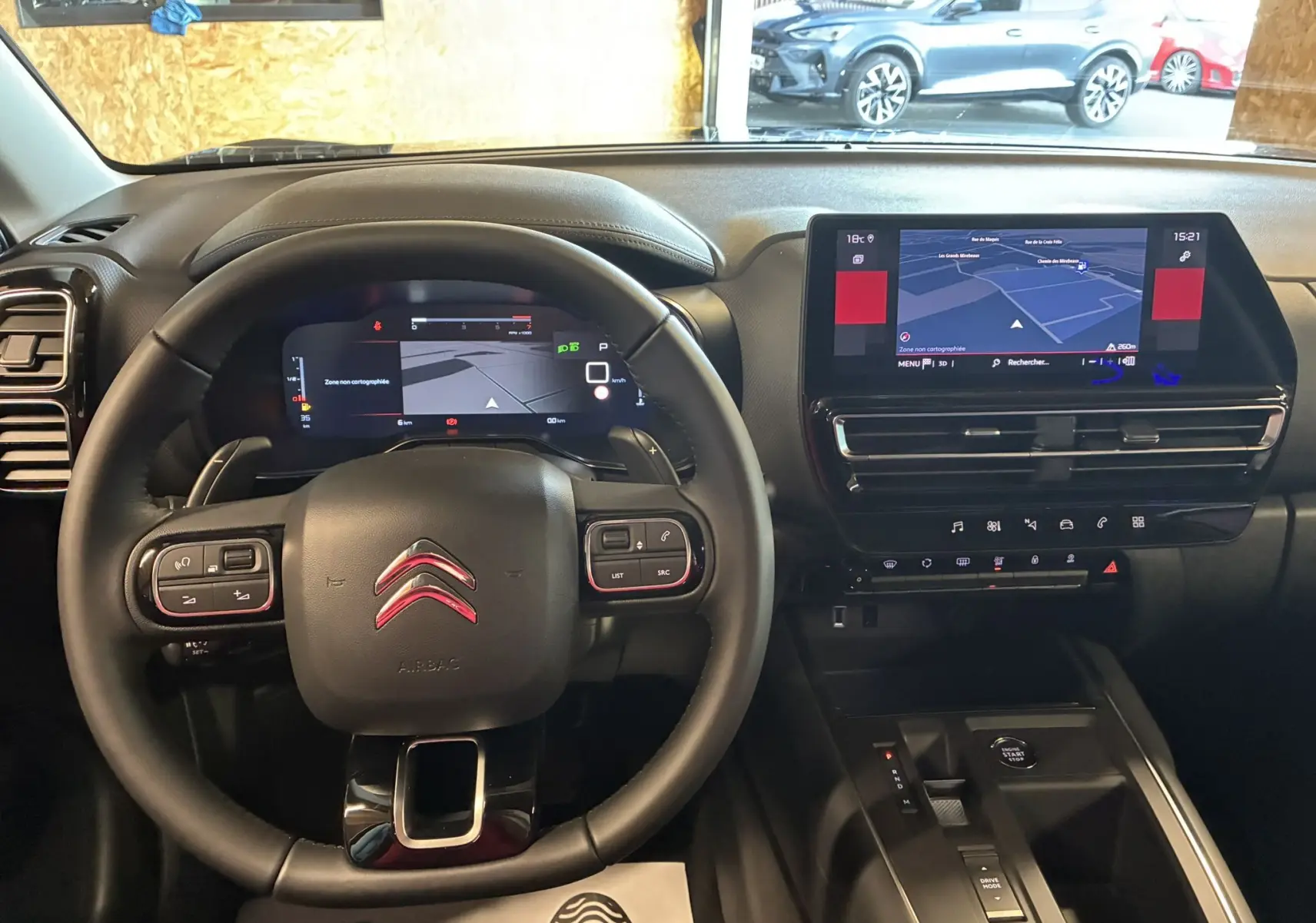 Vue intérieure du tableau de bord et volant du Citroën C5 Aircross bleu Eclipse Metal, avec écran tactile et affichage numérique.