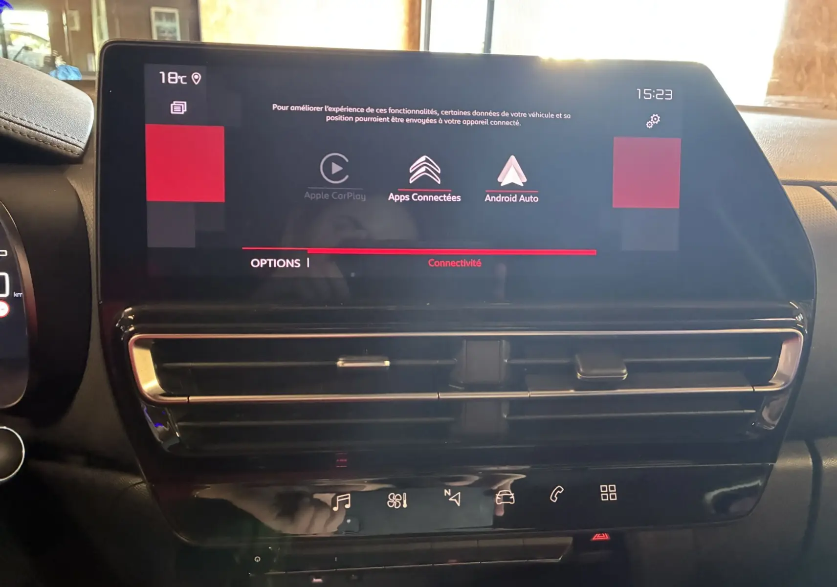 Écran tactile central du tableau de bord du Citroën C5 Aircross 2025, affichant les options de connectivité Apple CarPlay et Android Auto.