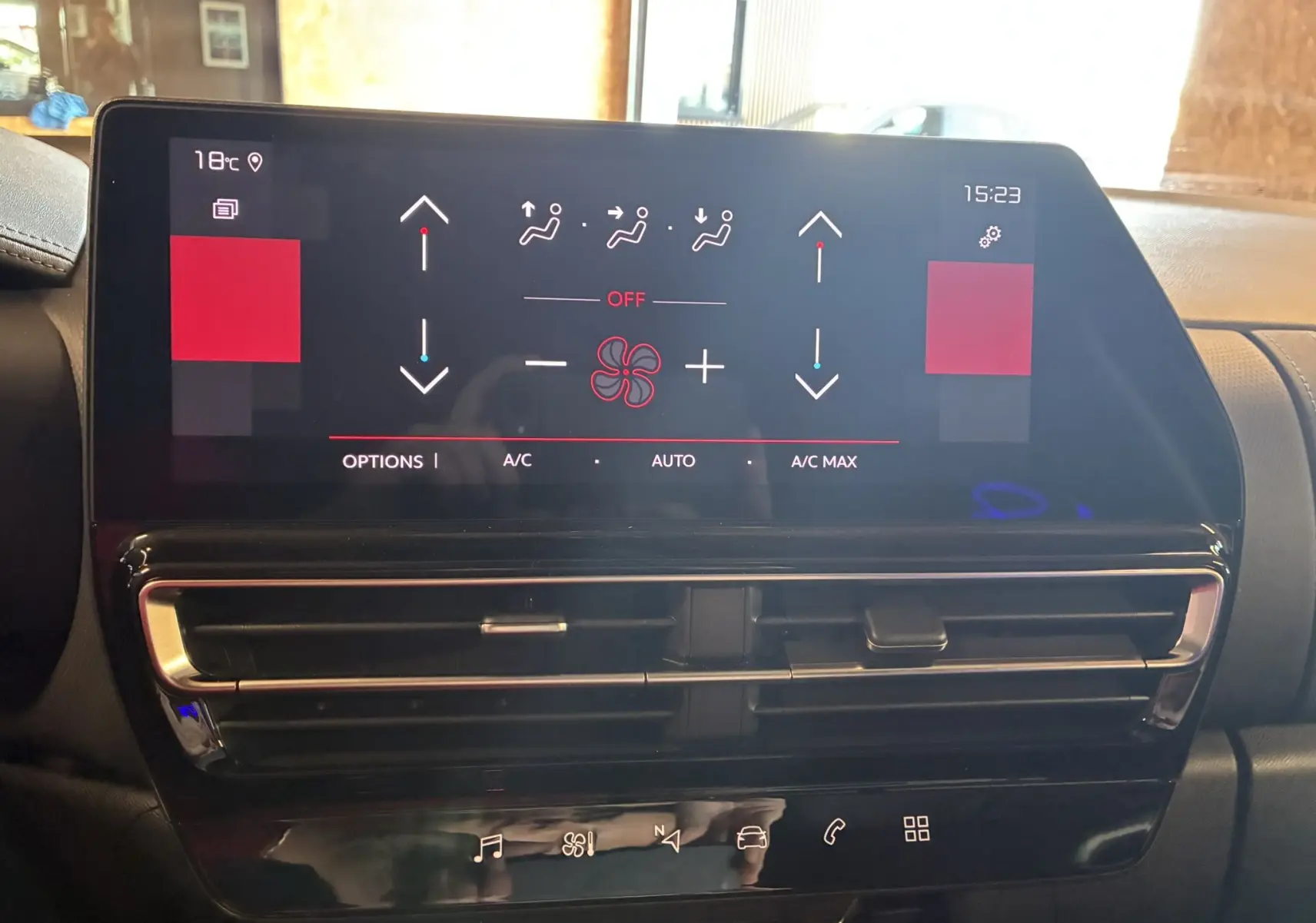 Écran tactile central du tableau de bord du Citroën C5 Aircross 2025, affichant la climatisation et les commandes digitales.