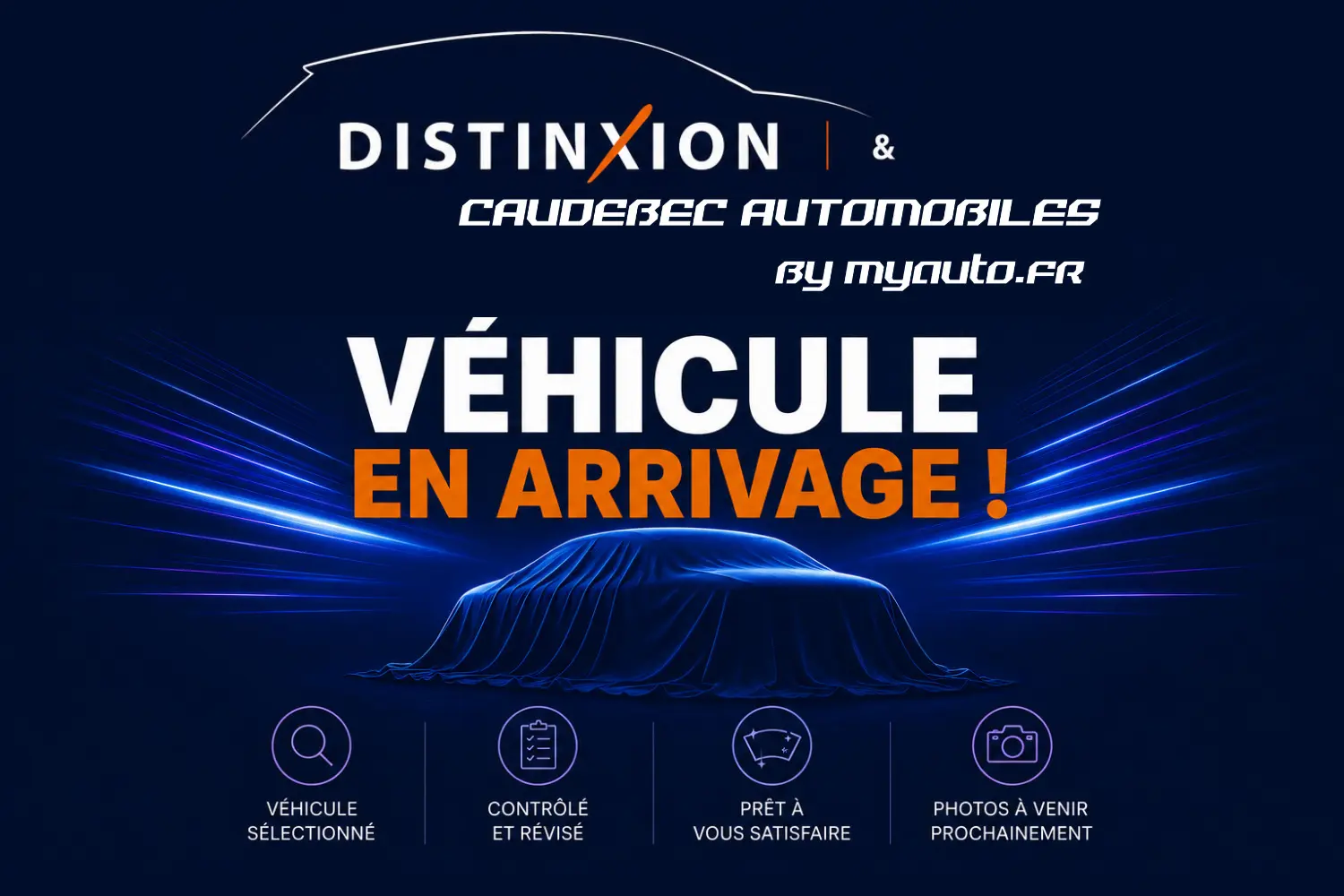 Silhouette d'une Ford Focus SW 2024 noire sous une housse, vue de profil dans un éclairage bleu sombre.