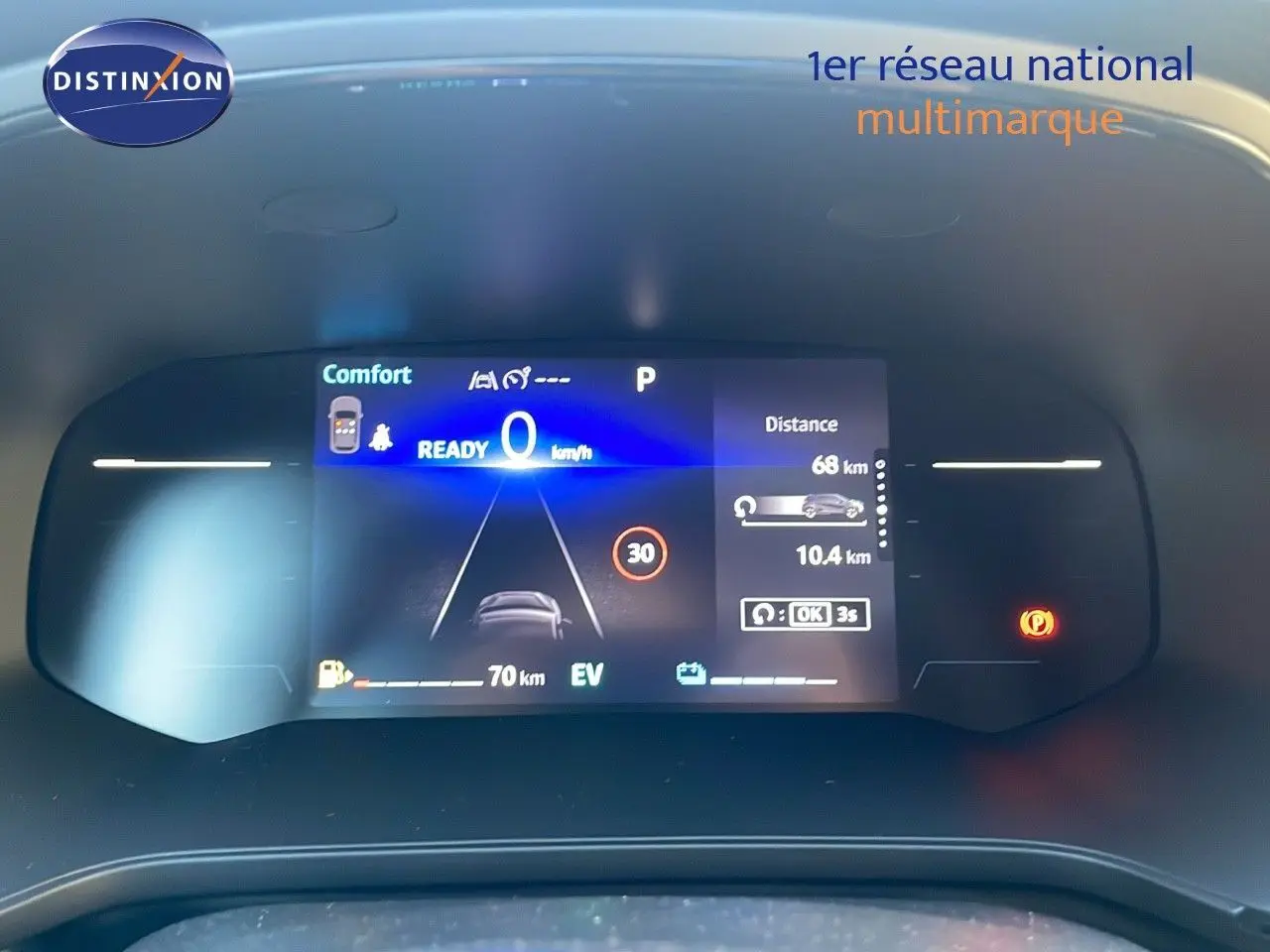 Affichage numérique du tableau de bord du Renault Captur E-Tech Hybrid 2025 montrant la vitesse à 0 km/h et l'autonomie électrique.