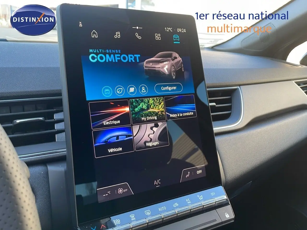 Écran tactile central du tableau de bord du Renault Captur E-Tech Hybrid 2025 affichant le mode Confort.