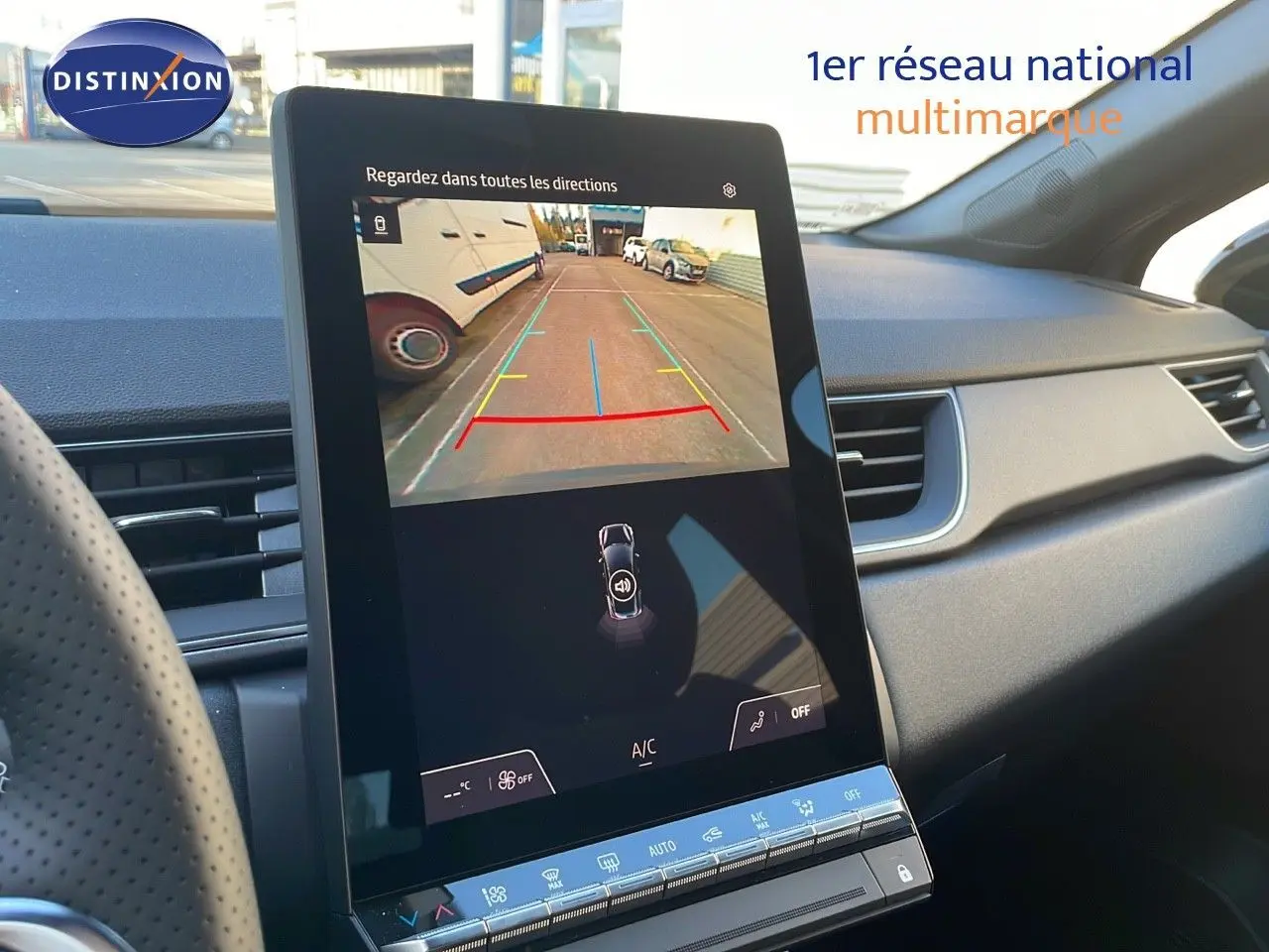 Écran central tactile affichant la caméra de recul dans l’habitacle du Renault Captur gris Cassiopée 2025.