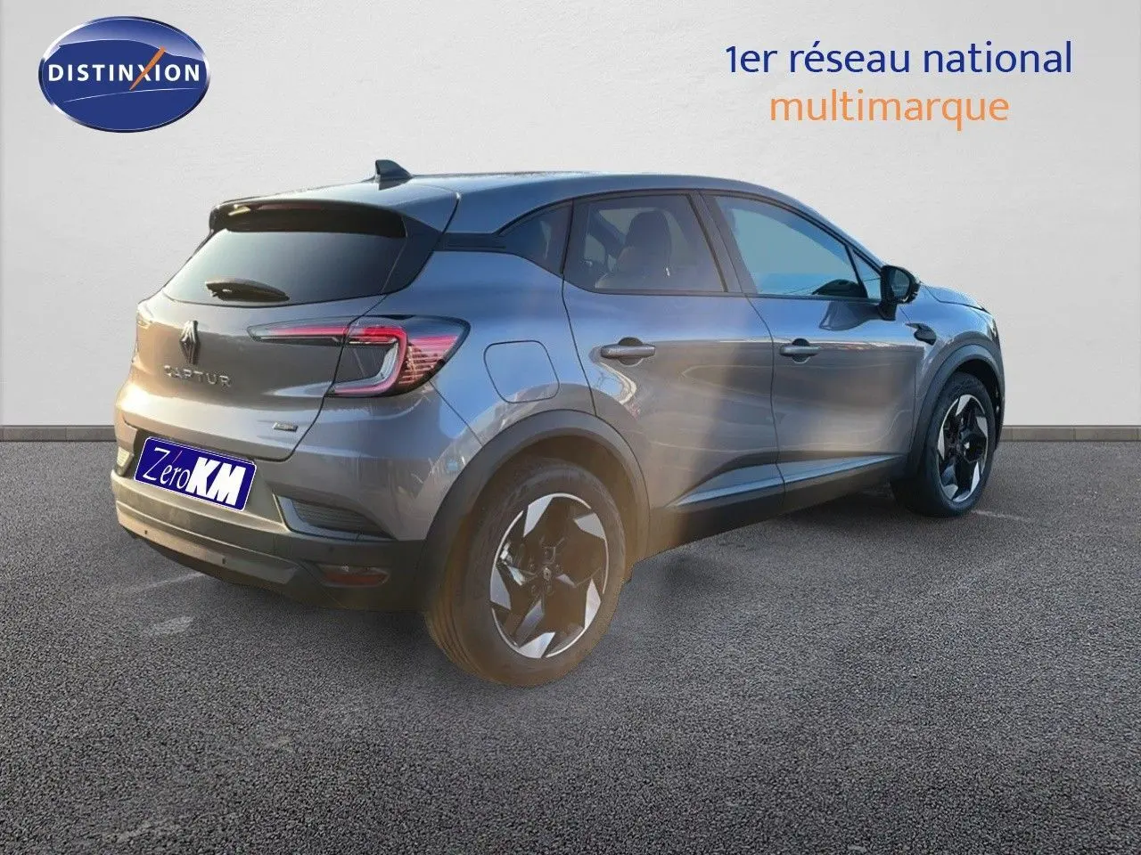 Renault Captur E-Tech hybride gris cassiopée métal vu en 3/4 arrière côté gauche avec jantes noires bicolores.