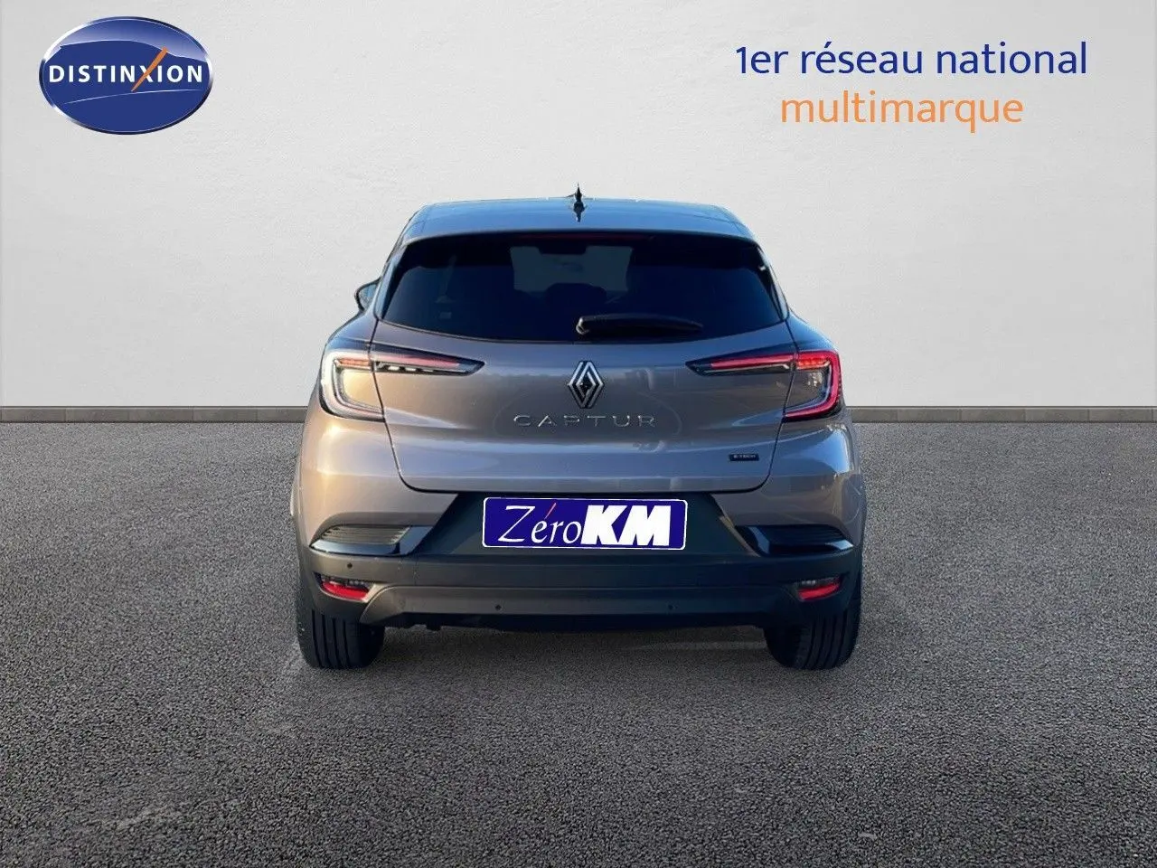 Vue arrière du Renault Captur gris cassiopée métal 2025 avec feux LED et plaque Zero KM visible.