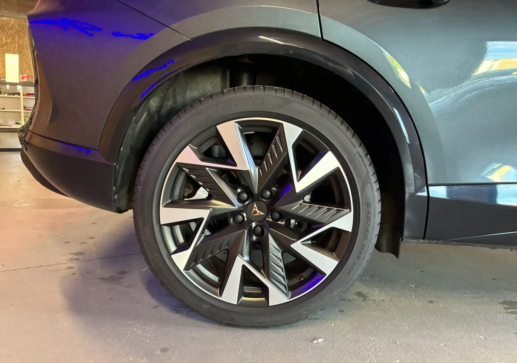 Gros plan sur la roue arrière gauche gris foncé du CUPRA Formentor 1.5 ETSI Hybrid 2024 avec jante biton distinctive.