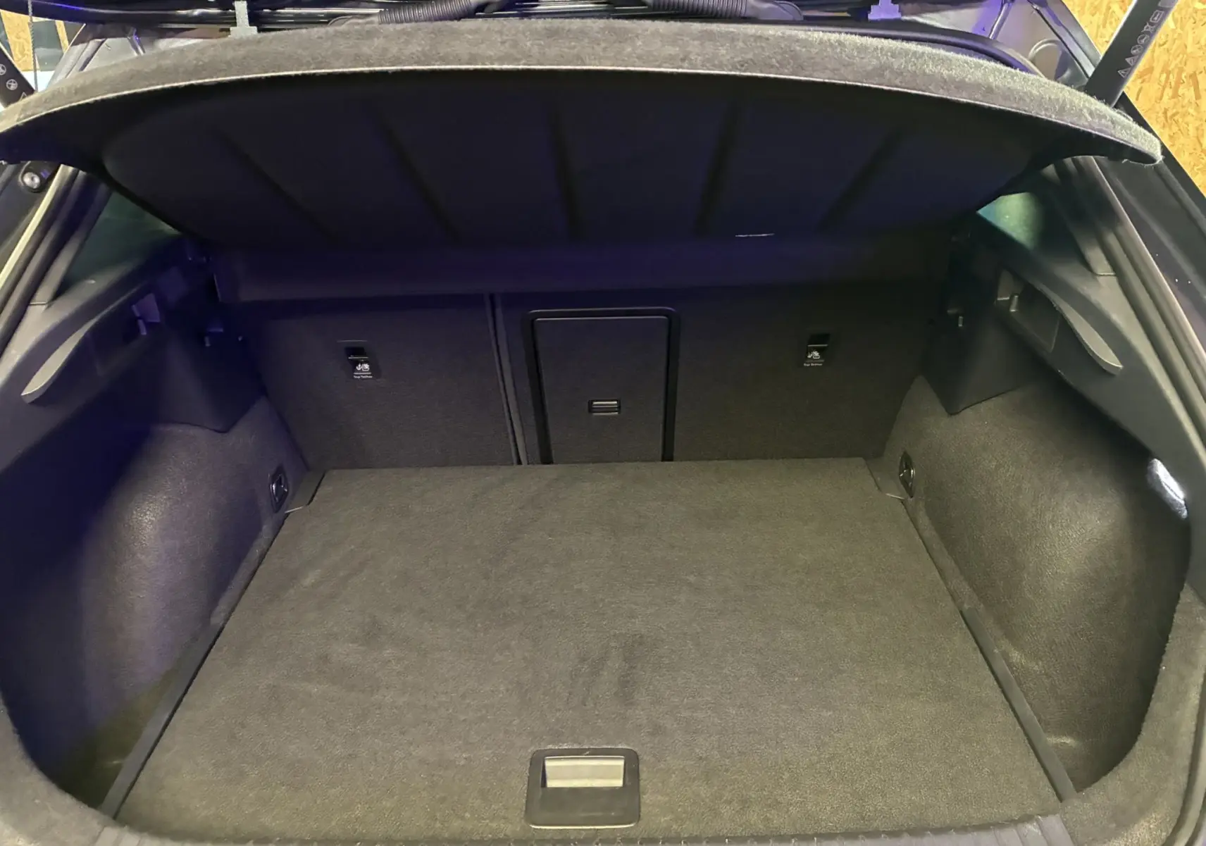 Coffre ouvert du CUPRA Formentor gris foncé 2024, vue intérieure montrant un espace de chargement propre et spacieux.