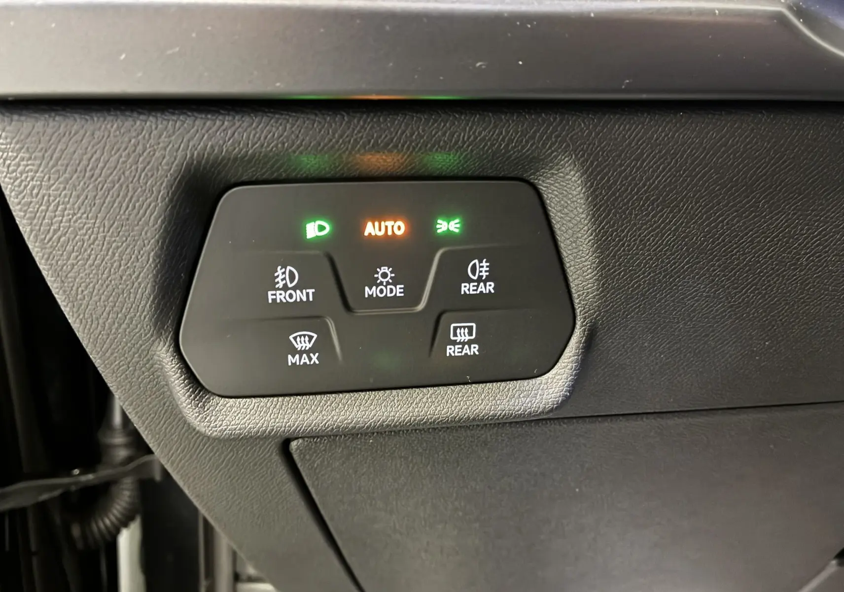 Panneau de commandes d'éclairage et désembuage avec voyants allumés, intérieur noir du CUPRA Formentor gris foncé 2024.