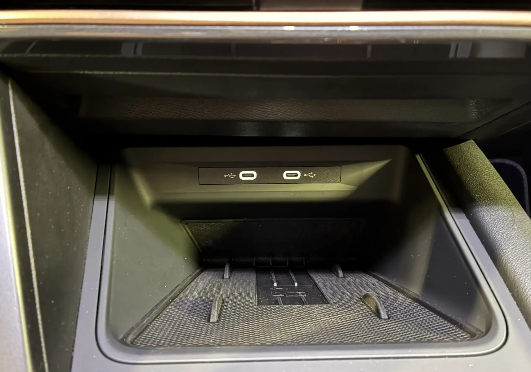 Gros plan sur la console centrale du CUPRA Formentor gris foncé 2024, montrant deux ports USB-C intégrés.