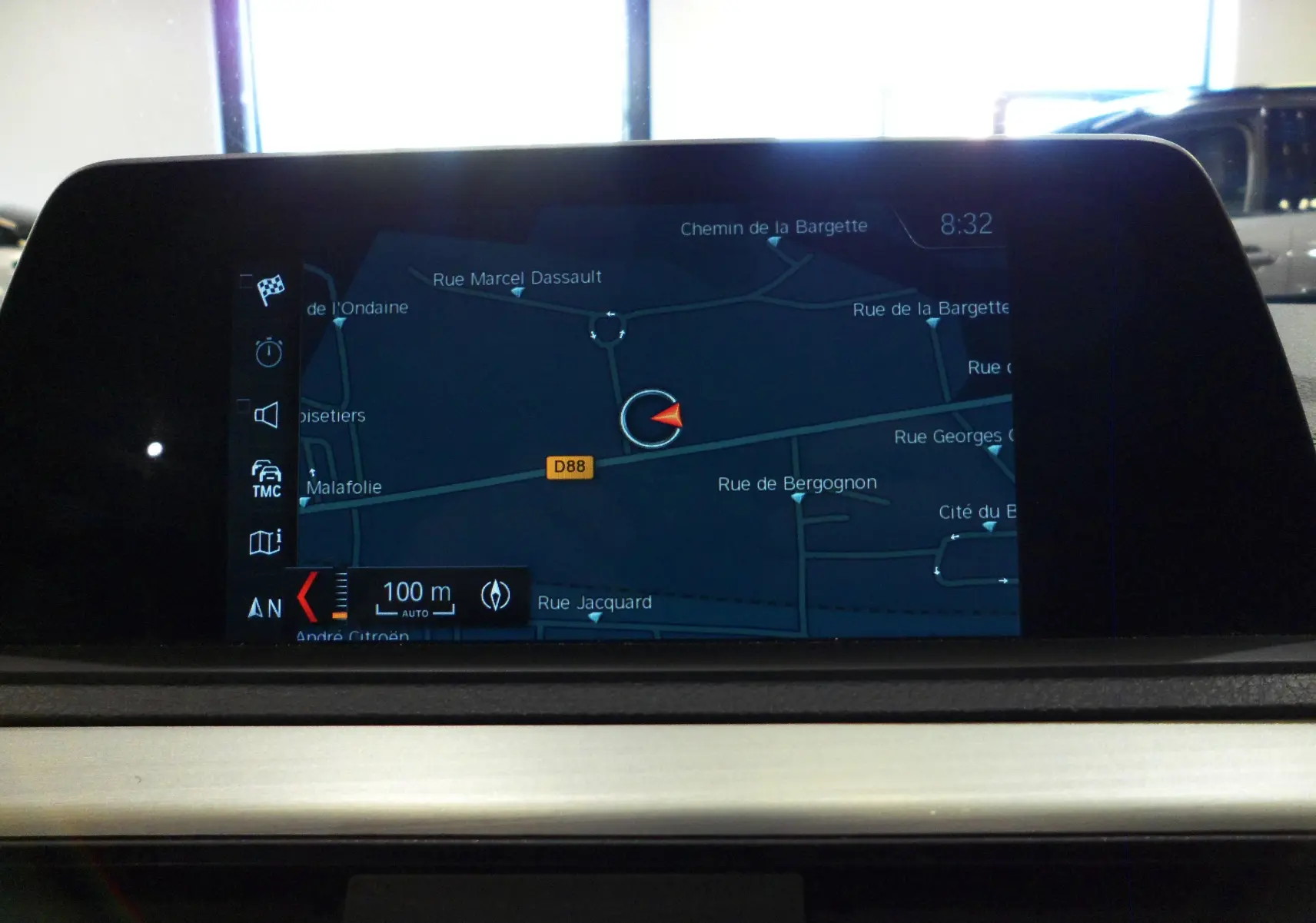 Écran de navigation GPS affichant une carte routière dans l'habitacle d'une BMW Série 1 F21 LCI gris.