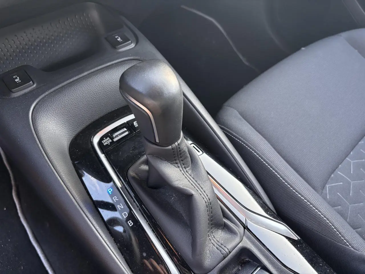 Le levier de vitesses automatique noir de la Toyota Corolla hybride 2020, vu en gros plan côté console centrale.