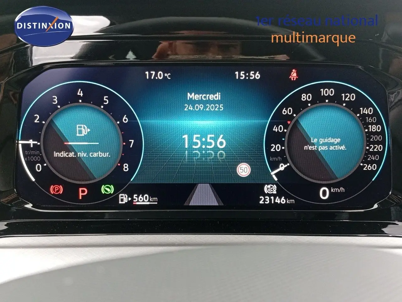 Tableau de bord numérique de Volkswagen Golf VIII bleu Atlantique, affichant vitesse, régime et autonomie de 560 km.