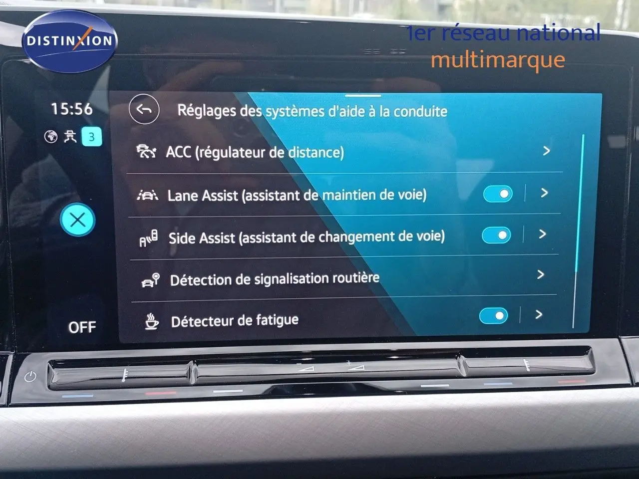 Écran tactile du système d'aide à la conduite de la Volkswagen Golf VIII bleu Atlantique, affichant les réglages d'assistances.