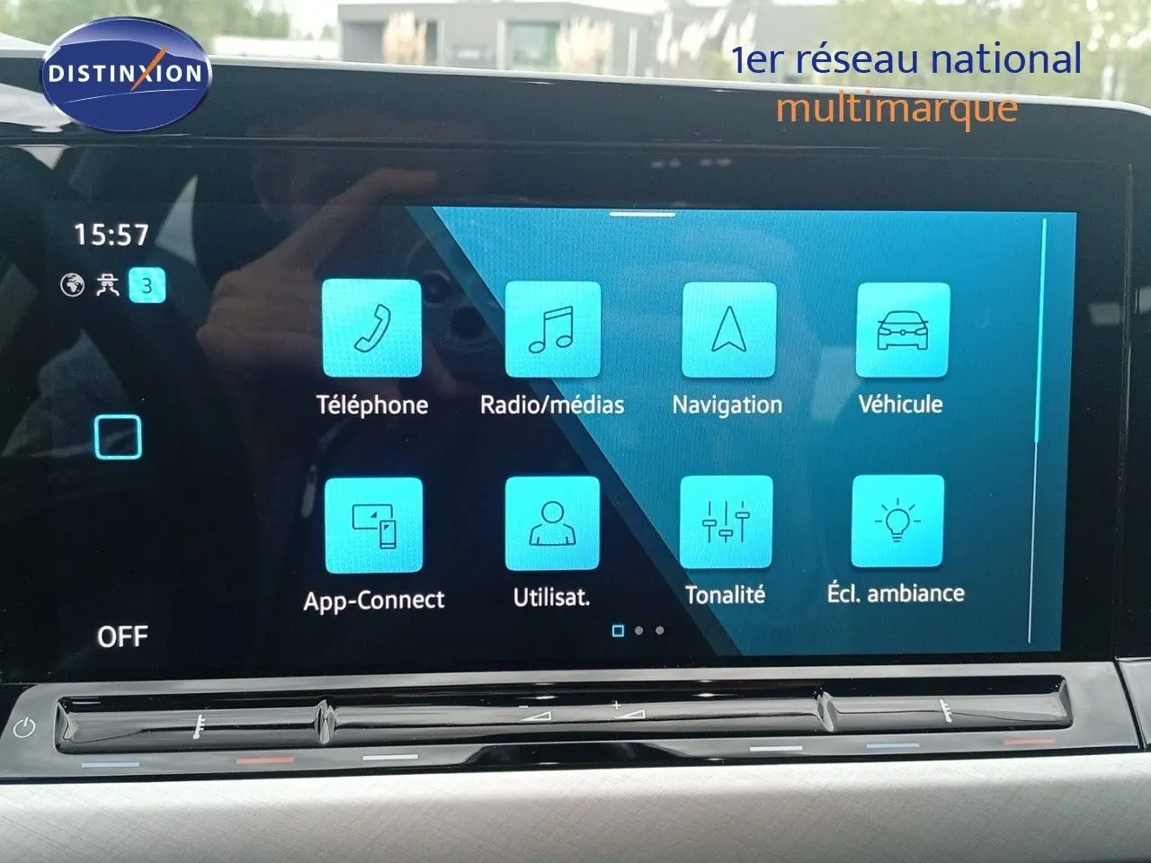 Écran tactile central de la Volkswagen Golf VIII bleu Atlantique, affichant les options multimédias et de navigation.