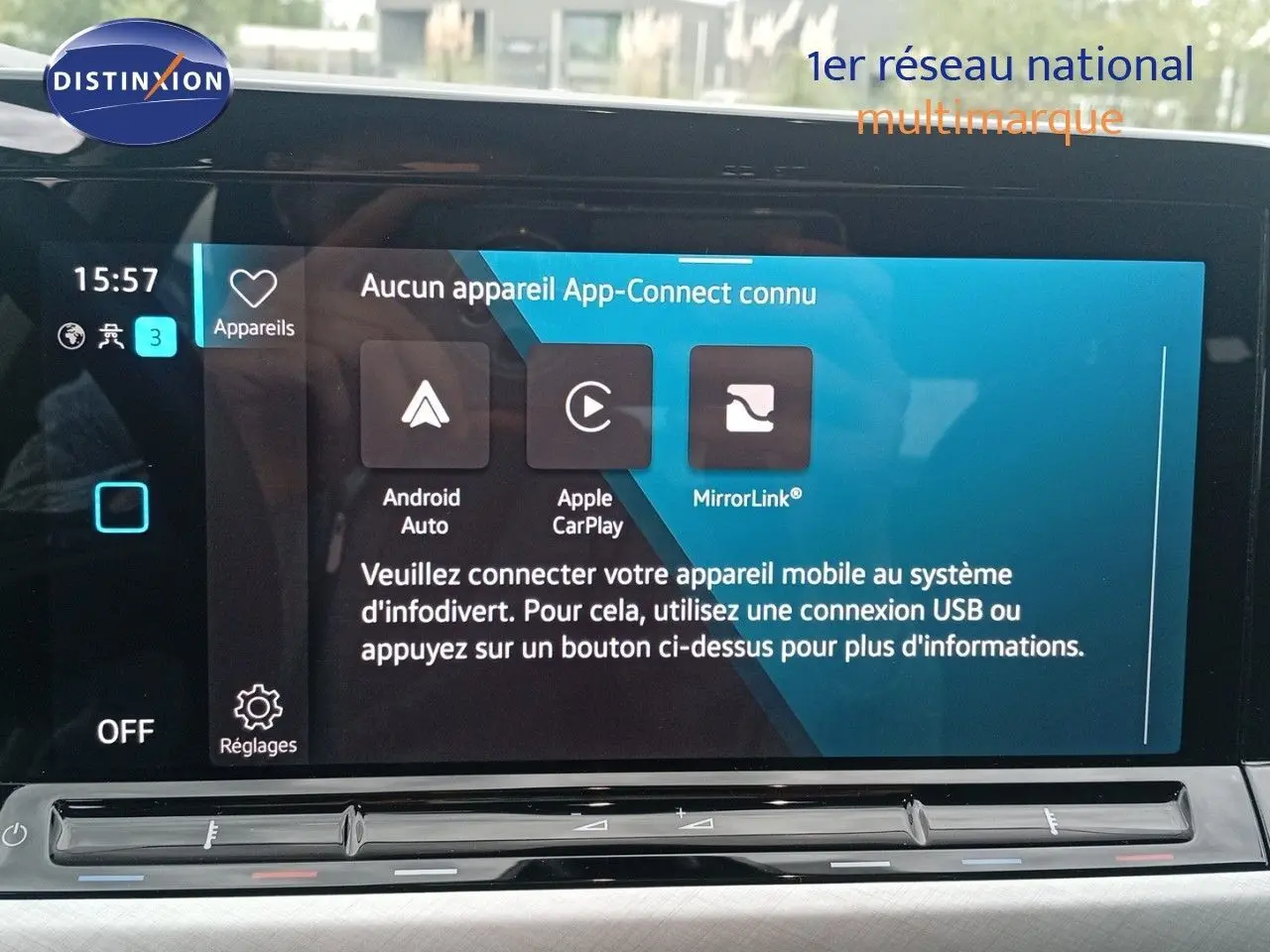 Écran tactile central de la Volkswagen Golf VIII 2023 affichant les options Android Auto, Apple CarPlay et MirrorLink.