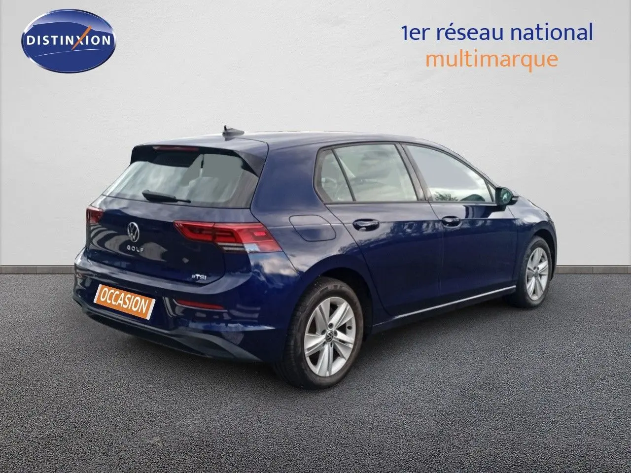 Volkswagen Golf VIII bleu Atlantique métal vue 3/4 arrière côté droit sur fond neutre avec plaque occasion.